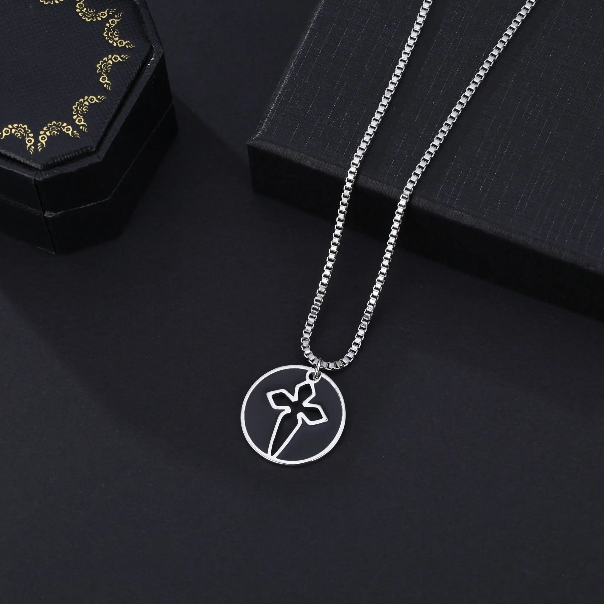 Couples who can customize photosProjection Necklace Pendant Jewelry - Blade & Thread