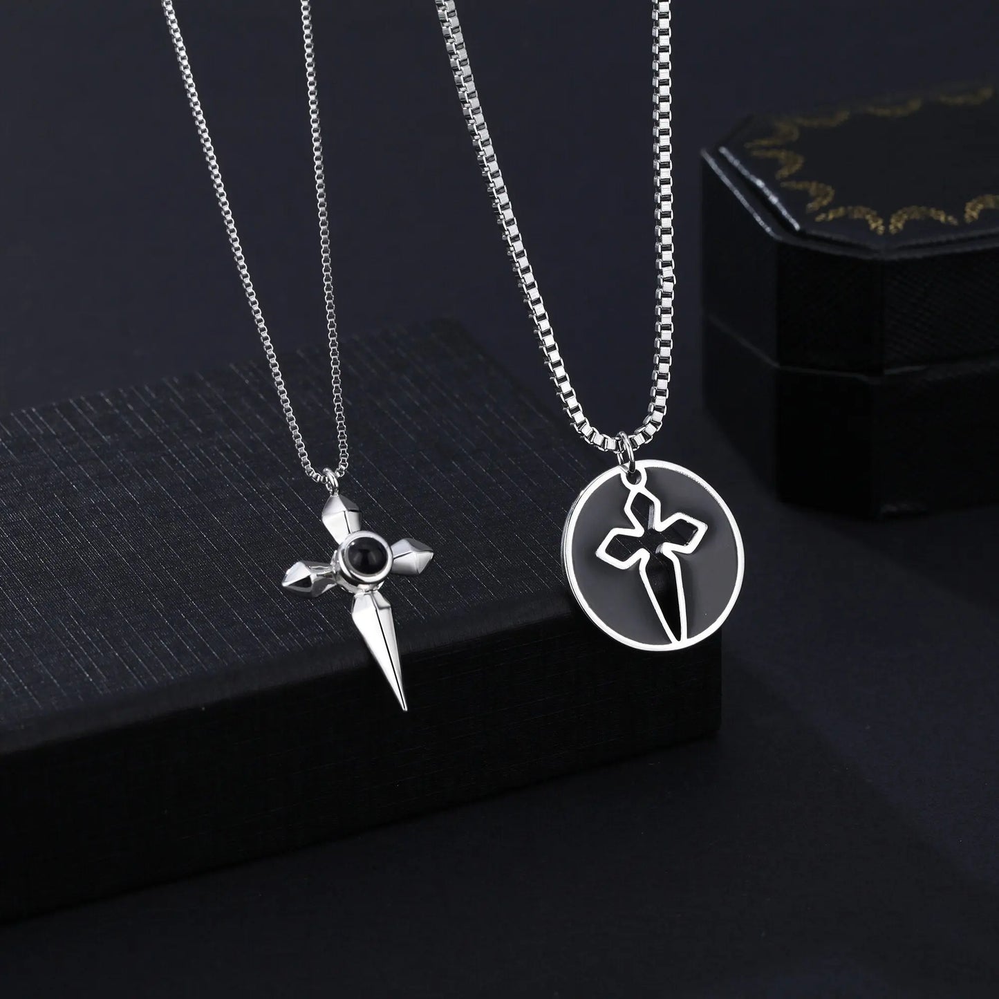 Couples who can customize photosProjection Necklace Pendant Jewelry - Blade & Thread