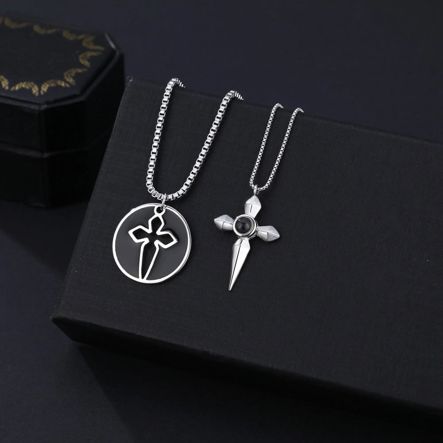Couples who can customize photosProjection Necklace Pendant Jewelry - Blade & Thread
