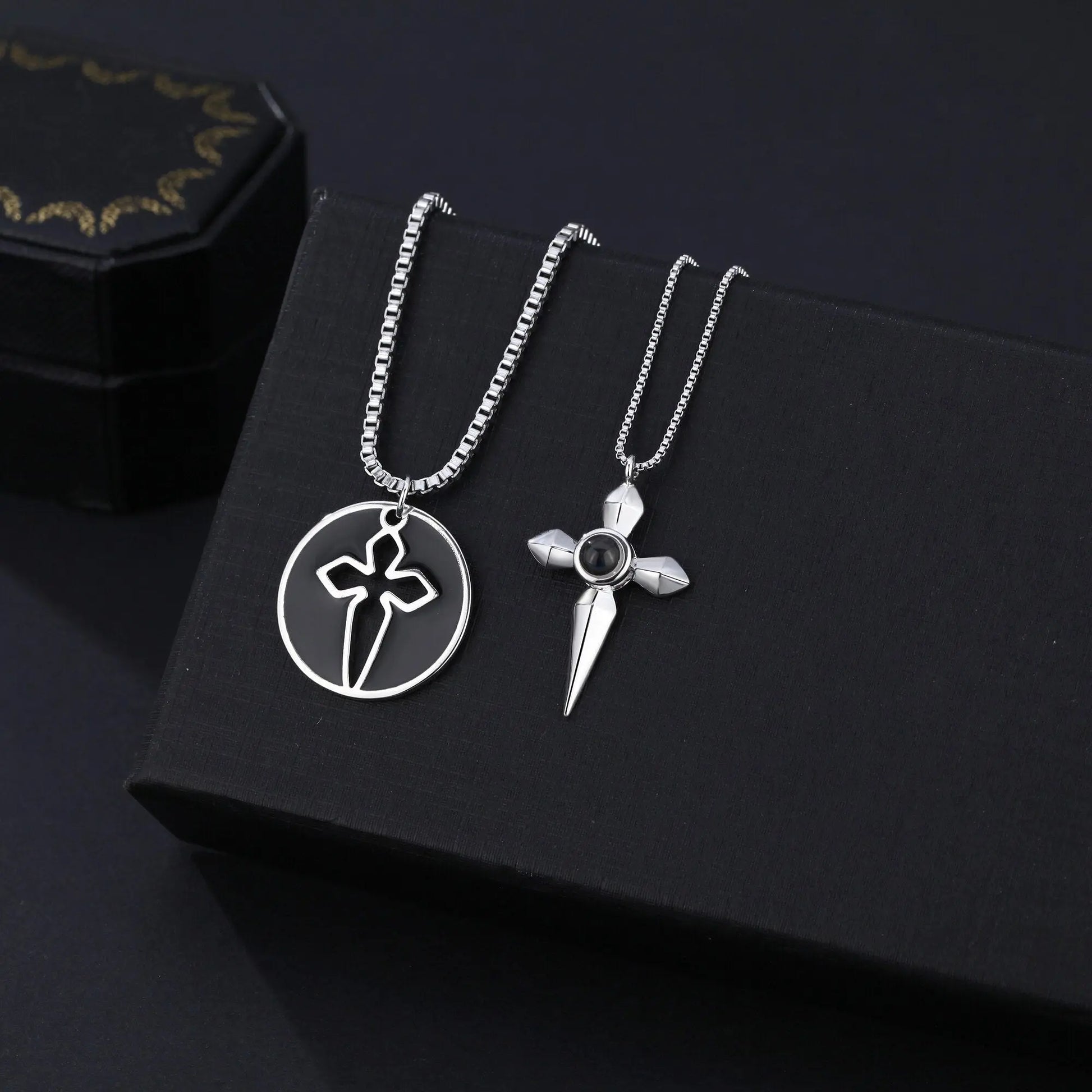 Couples who can customize photosProjection Necklace Pendant Jewelry - Blade & Thread