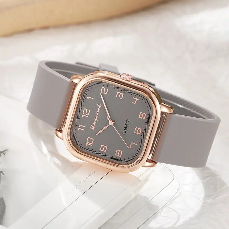Fashionable quartz women's watch with silicone strap - Blade & Thread
