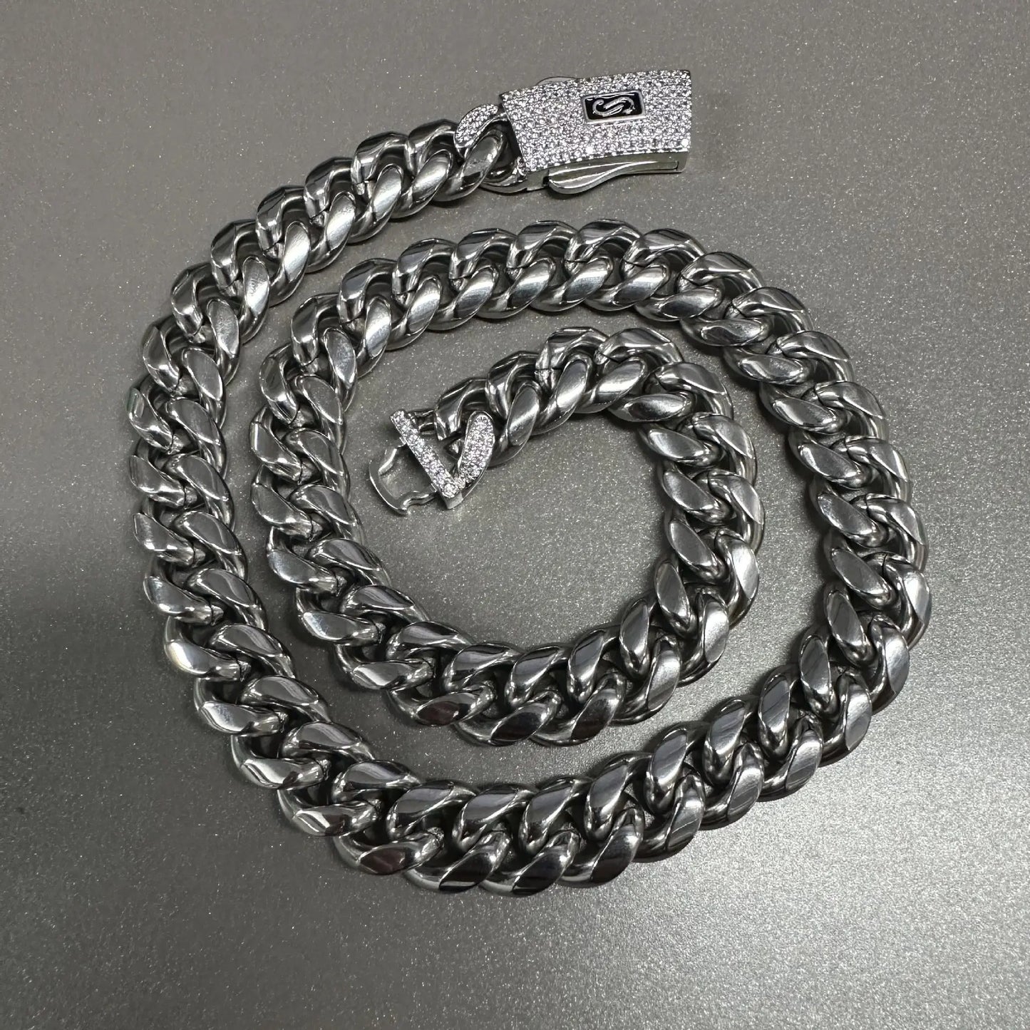 Hip-hop diamond-encrusted clasp smooth Cuban chain - Blade & Thread