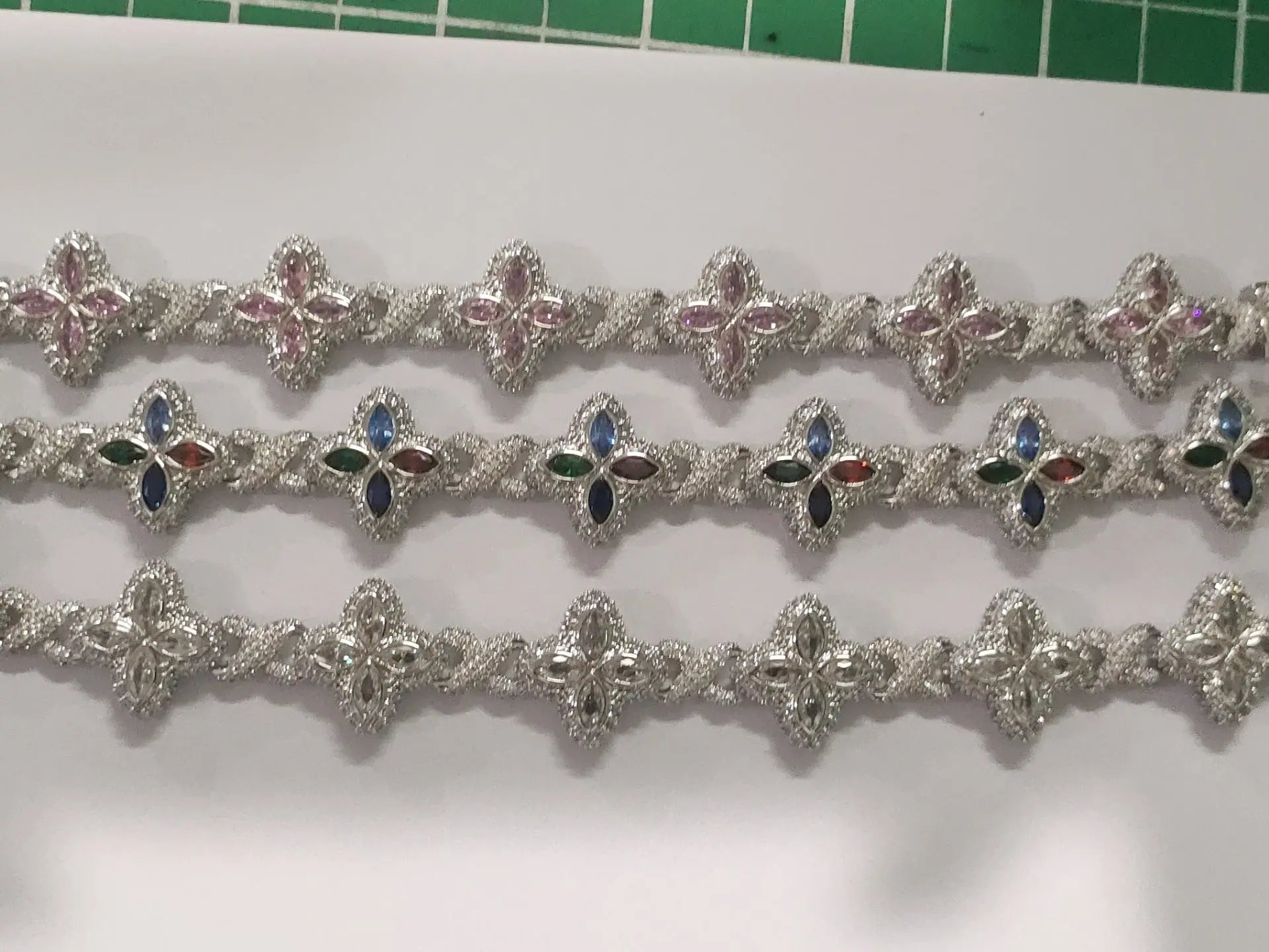 Hip-hop zircon colored infinite four-leaf clover bracelet - Blade & Thread
