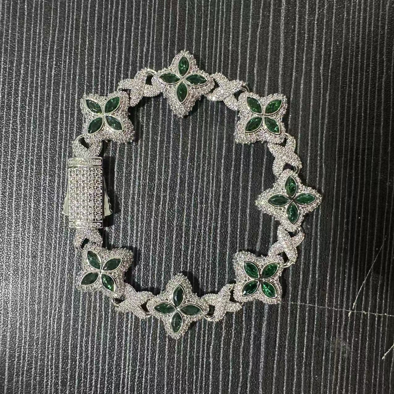 Hip-hop zircon colored infinite four-leaf clover bracelet - Blade & Thread