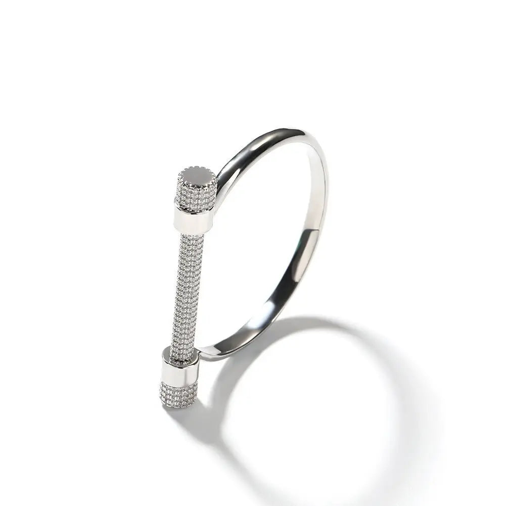 Horseshoe-shaped bracelets inlaid with zircon and diamonds nowadaysfashion