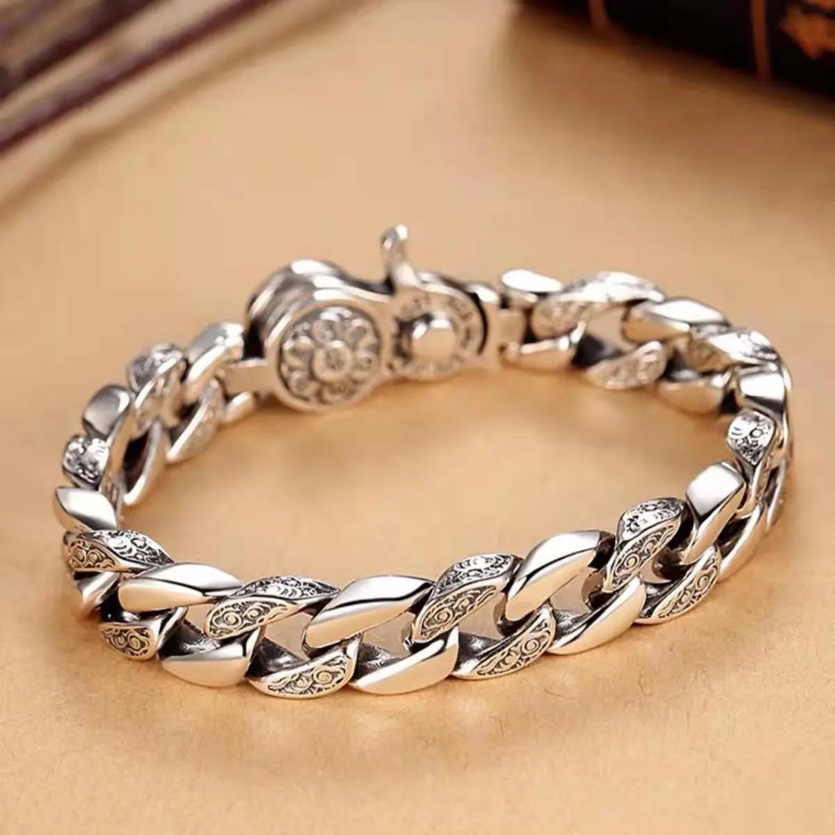 Six-character mantra rotating domineering bracelet - Blade & Thread