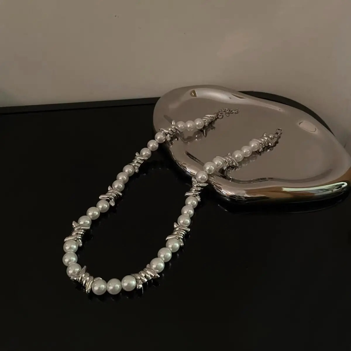 Thorn splicing pearl necklace - Blade & Thread