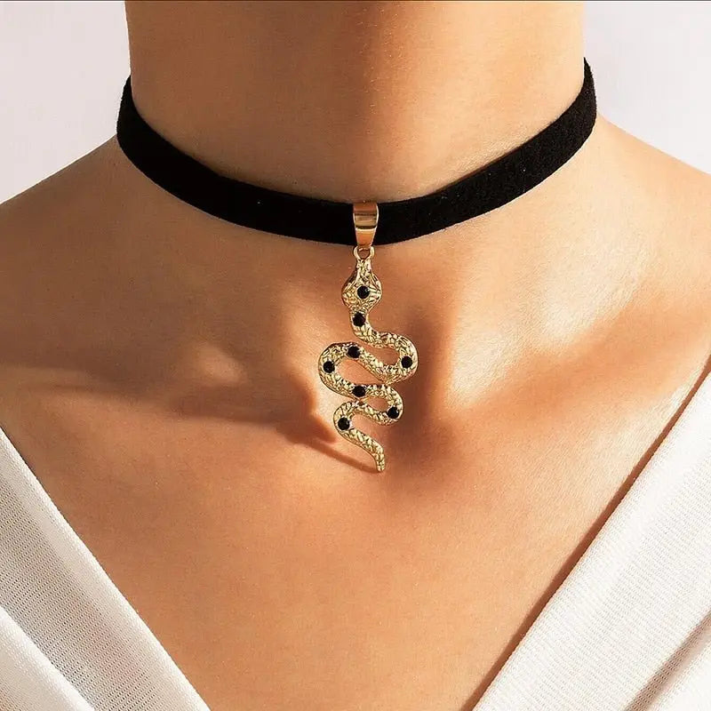 Velvet Choker Necklace for Women Lace Necklace with Pendants Gothic Girl Neck Jewelry - Blade & Thread